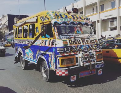 Gatubarnspojkar i Senegals huvudstad Dakar