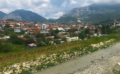 Gatubarn i förort till huvudstaden Tirana